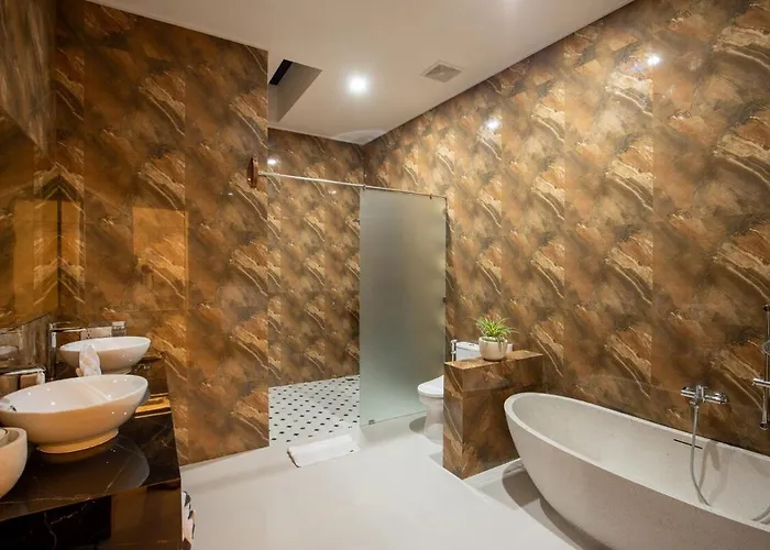 Sunshyne - Modern Luxury 2br With Pool, Steps To The
